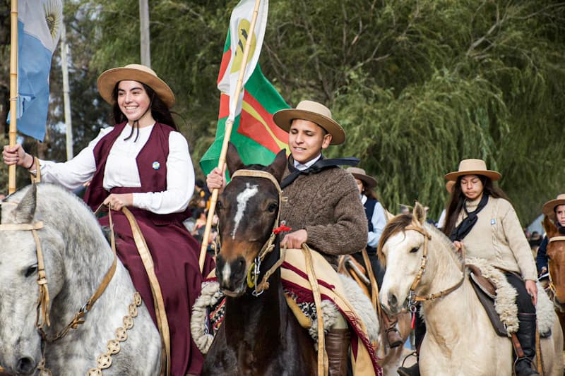 Los tres intendentes del Gran Río Cuarto encabezaron los festejos del 25 de Mayo en Las Higueras - imagen 4